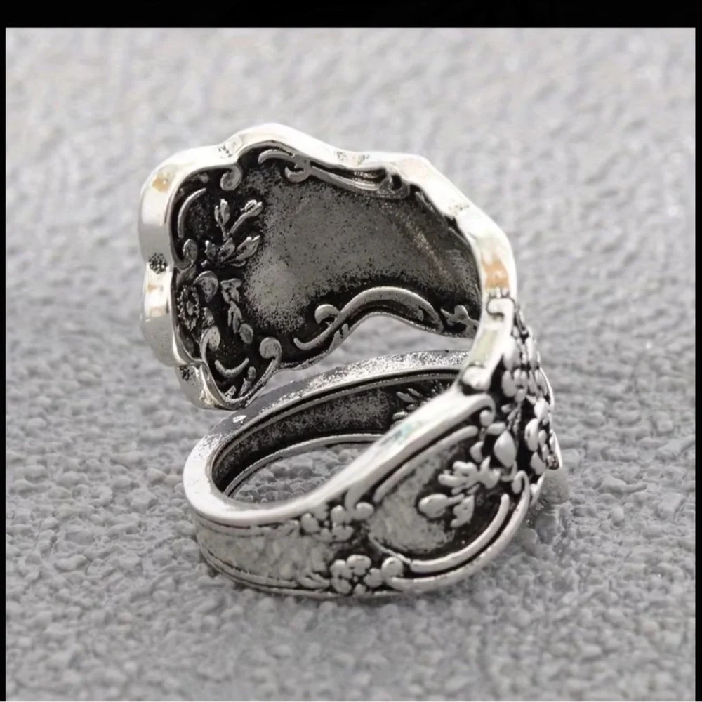 Vintaged Flower Engraved Spoon Ring - Picture 3 of 7